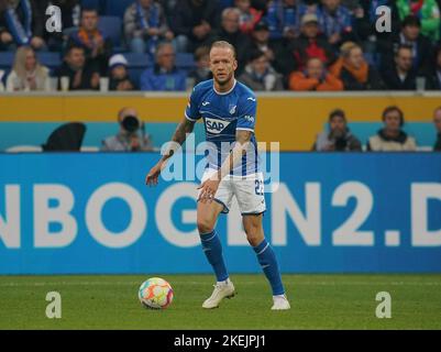 12 novembre 2022, PreZero Arena, Sinsheim, GER, 1st FBL, TSG 1899 Hoffenheim vs VfL Wolfsburg, le normative DFL vietano qualsiasi uso di fotografie come sequenze di immagini e/o quasi-video. Nella foto Kevin Vogt (Hoffenheim) Foto Stock