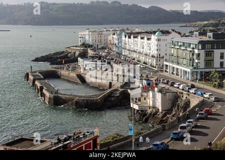 West Hoe Pier Plymouth, con la statua Look II che si affaccia sul mare. Circondato da ristoranti sul lungomare come il Waterfront e il Wet Wok. Lusso Foto Stock