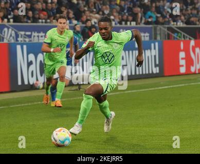 12 novembre 2022, PreZero Arena, Sinsheim, GER, 1st FBL, TSG 1899 Hoffenheim vs VfL Wolfsburg, le normative DFL vietano qualsiasi uso di fotografie come sequenze di immagini e/o quasi-video. Nella foto Rif Baku (Wolfsburg) Foto Stock