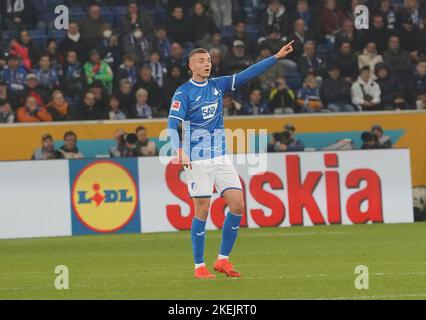 12 novembre 2022, PreZero Arena, Sinsheim, GER, 1st FBL, TSG 1899 Hoffenheim vs VfL Wolfsburg, le normative DFL vietano qualsiasi uso di fotografie come sequenze di immagini e/o quasi-video. Nella foto Fissik Allani (Hoffenheim) Foto Stock