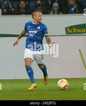 12 novembre 2022, PreZero Arena, Sinsheim, GER, 1st FBL, TSG 1899 Hoffenheim vs VfL Wolfsburg, le normative DFL vietano qualsiasi uso di fotografie come sequenze di immagini e/o quasi-video. Nella foto Angelino (Hoffenheim) Foto Stock