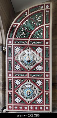 Porta di ferro all'ingresso sud della Piece Hall, Halifax, Yorkshire, Inghilterra, Regno Unito. Foto Stock