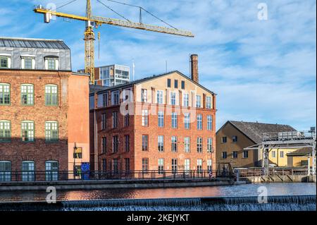 Il vecchio paesaggio industriale in una giornata di sole novembre. Norrkoping è una storica città industriale della Svezia. Foto Stock