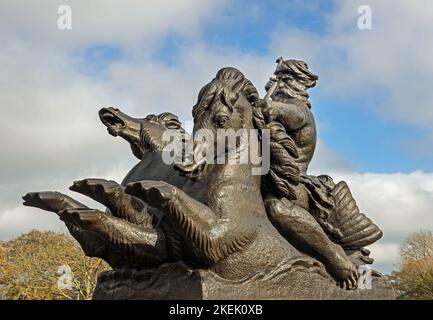 Nettuno sulla statua Hippocampus al Naval War Memorial a Plymouth Hoe. Un bronzo di William McMillan. Foto Stock