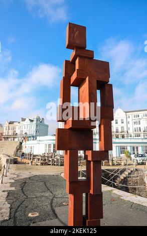 La scultura del 12ft "Look II" di Sir Anthony Gormley si affaccia su Plymouth Sound dalla sua casa sul West Hoe Pier Plymouth. Il forte sole di novembre bri Foto Stock