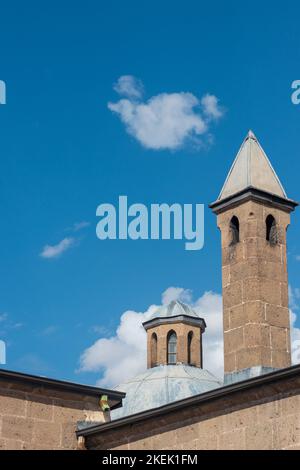 Rüstem Pasha Caravanserai (turco: Rüstem Paşa Kervansarayı), noto anche come Taşhan. Camini del tetto del caravanserai.Ottoman architecture.Erzurum, Turchia Foto Stock