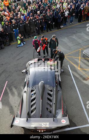 Anglesey, Galles, Regno Unito, 13 Nov 2022. Servizio di remembrance in pit lane sul circuito Anglesey (Trac Mon). 12 ore di endurance gara motoristica ferma in griglia per ricordare il servizio domenica Red Water Images / Alamy Live News Foto Stock