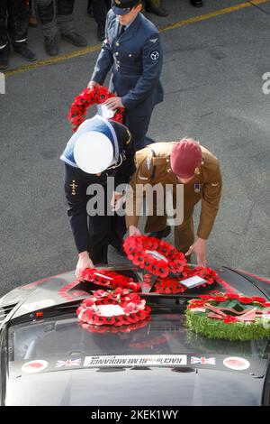 Anglesey, Galles, Regno Unito, 13 Nov 2022. Servizio di remembrance in pit lane sul circuito Anglesey (Trac Mon). 12 ore di endurance gara motoristica ferma in griglia per ricordare il servizio domenica Red Water Images / Alamy Live News Foto Stock