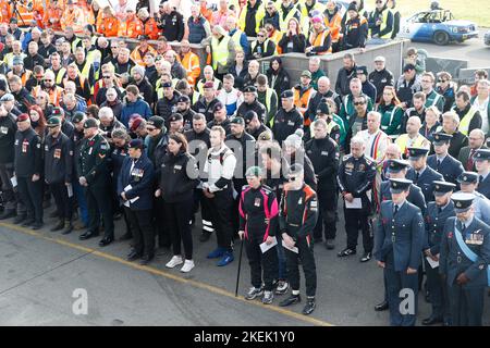 Anglesey, Galles, Regno Unito, 13 Nov 2022. Servizio di remembrance in pit lane sul circuito Anglesey (Trac Mon). 12 ore di endurance gara motoristica ferma in griglia per ricordare il servizio domenica Red Water Images / Alamy Live News Foto Stock