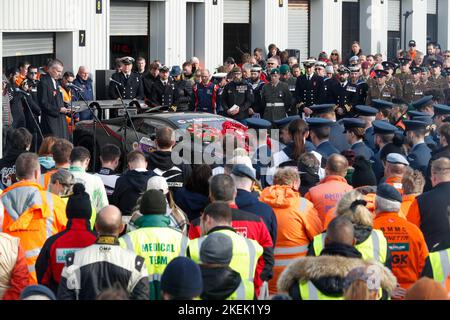 Anglesey, Galles, Regno Unito, 13 Nov 2022. Servizio di remembrance in pit lane sul circuito Anglesey (Trac Mon). 12 ore di endurance gara motoristica ferma in griglia per ricordare il servizio domenica Red Water Images / Alamy Live News Foto Stock