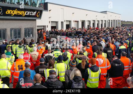 Anglesey, Galles, Regno Unito, 13 Nov 2022. Servizio di remembrance in pit lane sul circuito Anglesey (Trac Mon). 12 ore di endurance gara motoristica ferma in griglia per ricordare il servizio domenica Red Water Images / Alamy Live News Foto Stock