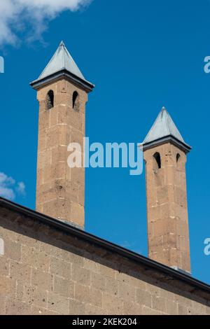 Rüstem Pasha Caravanserai (turco: Rüstem Paşa Kervansarayı), noto anche come Taşhan. Camini del tetto del caravanserai.Ottoman architecture.Erzurum, Turchia Foto Stock