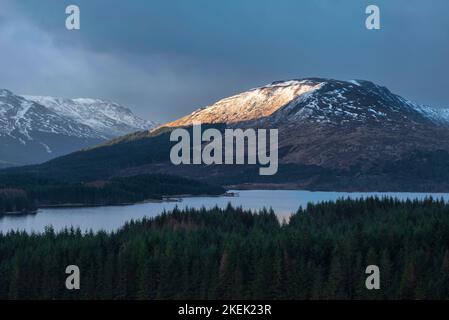 EPIC bello inverno alba panorama paesaggio immagine di luce brillante sulla catena montuosa e cime beyod Loch Tulla nelle Highlands scozzesi Foto Stock