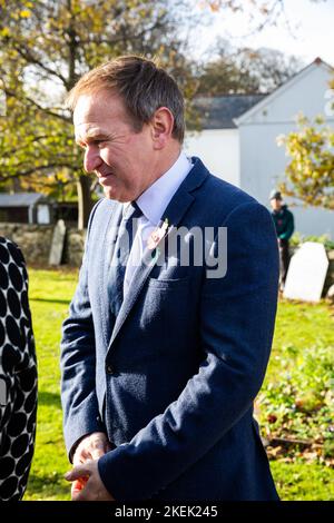 Camborne, Cornwall, UK, 13th novembre 2020, la Rt Hon George Eustice MP partecipa a un servizio di commemorazione a Camborne, Cornovaglia. La sfilata marciò attraverso il centro della città prima della corona che si posò al memoriale e al servizio in Camborne Church.Credit: Keith Larby/Alamy Live News Foto Stock