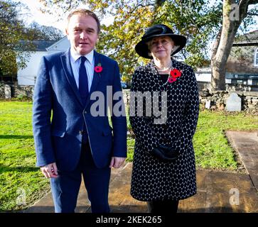 Camborne, Cornovaglia, UK, 13th novembre 2020, il Rt Hon George Eustice MP e Daphne Skinnard DL partecipano ad un servizio di memoria a Camborne, Cornovaglia. La sfilata marciò attraverso il centro della città prima della corona che si posò al memoriale e al servizio in Camborne Church.Credit: Keith Larby/Alamy Live News Foto Stock