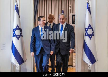 Gerusalemme, Israele. 13th Nov 2022. Il leader del Likud e l'ex primo ministro israeliano Benjamin Netanyahu (R) arrivano alla residenza del presidente per ricevere il mandato del presidente israeliano Isaac Herzog (L) per formare un governo. Credit: Ilia Yefimovich/dpa/Alamy Live News Foto Stock