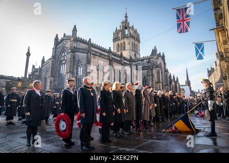 Primo ministro della Scozia Nicola Sturgeon e il Signore Provost della città di Edimburgo Robert Aldridge, insieme ad altri dignitari e membri delle forze armate durante un servizio e una sfilata di domenica di ricordo a Edimburgo. Data immagine: Domenica 13 novembre 2022. Foto Stock