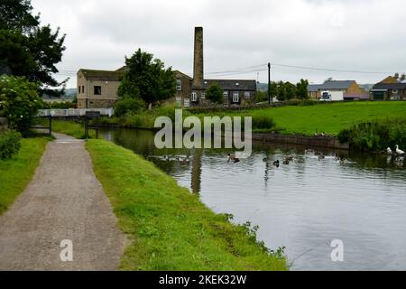 Il canale Leeds-Liverpool vicino a Bingley Five Rise Locks Foto Stock