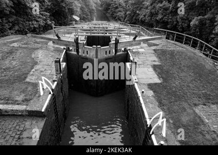 Bingley Five Rise Locks sul canale Liverpool di Leeds Foto Stock
