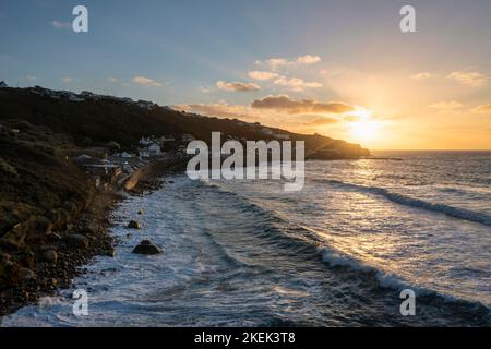 Bella immagine aerea drone paesaggio di Sennen Cove in Cornovaglia al tramonto con cielo mozzafiato Foto Stock