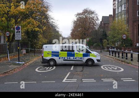 Islington Row, Birmingham, 13 novembre 2022. - La polizia di West Midlands sulla scena di un colpo e fuga nel centro di Birmingham, dove un uomo di 30 anni è rimasto gravemente ferito dopo essere stato investito da un'auto a Islington Row orribilmente dopo le 3 di oggi (13 novembre). DICHIARAZIONE DELLA POLIZIA DEL WEST MIDS: “Stiamo facendo appello per informazioni dopo che un uomo è stato lasciato gravemente ferito a seguito di un colpo e una corsa nel centro di Birmingham. Un uomo di 30 anni è stato investito da un'auto a Islington Row poco dopo le 3 di oggi (13 novembre). Attualmente è in condizioni critiche in ospedale. Credito: Interrompi stampa Media/Alamy Live News Foto Stock