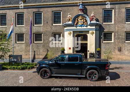 Ristorante De Librije a Zwolle, Paesi Bassi. Dal 1739 al 2004 prigione delle donne oggi ristorante stella: De Librije a Zwolle. Le finestre sono ancora bloccate. L'auto parcheggiata sembra adatta anche ai trasporti di prigionieri Foto Stock