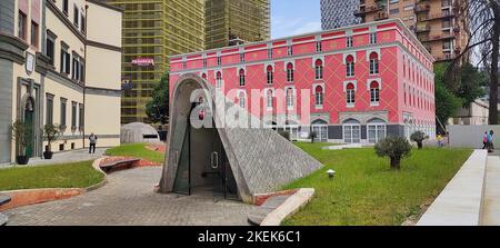Tirana, Albania - 4 giugno 2022: Ingresso al museo Bunk'Art 2 di fronte ai grattacieli che sorgono Foto Stock