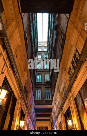 Suriye Pasaji o Siria Arcade in Via Istiklal a Beyoglu. Viaggio a Istanbul sfondo verticale foto. Istanbul Turkiye - 11.13.2021 Foto Stock