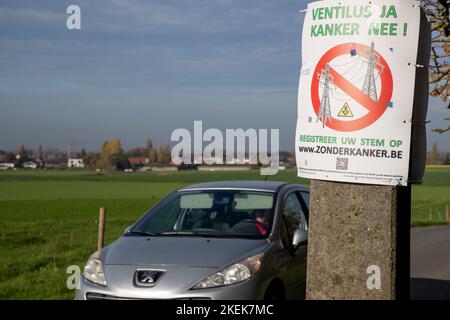 L'immagine mostra un poster riguardante Ventilus su un albero lungo la strada a Lichtervelde, domenica 13 novembre 2022. Per anni, diversi comuni hanno assistito a proteste contro il progetto Ventilus, una nuova linea ad alta tensione nelle Fiandre Occidentali destinata a portare a terra l'energia eolica offshore. Ventilus passa in parte attraverso linee ad alta tensione esistenti, ma include anche chilometri di nuove linee aeree, in parallelo alla via alta E403. I sindaci dei comuni coinvolti e una serie di gruppi d'azione stanno lavorando per mettere le tubazioni nel sottosuolo. Ma secondo un esperto nominato, che è v Foto Stock