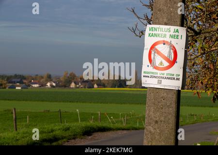 L'immagine mostra un poster riguardante Ventilus su un albero lungo la strada a Lichtervelde, domenica 13 novembre 2022. Per anni, diversi comuni hanno assistito a proteste contro il progetto Ventilus, una nuova linea ad alta tensione nelle Fiandre Occidentali destinata a portare a terra l'energia eolica offshore. Ventilus passa in parte attraverso linee ad alta tensione esistenti, ma include anche chilometri di nuove linee aeree, in parallelo alla via alta E403. I sindaci dei comuni coinvolti e una serie di gruppi d'azione stanno lavorando per mettere le tubazioni nel sottosuolo. Ma secondo un esperto nominato, che è v Foto Stock