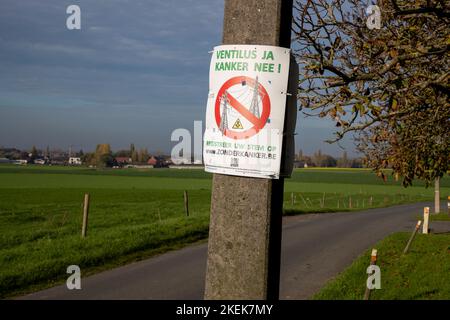 L'immagine mostra un poster riguardante Ventilus su un albero lungo la strada a Lichtervelde, domenica 13 novembre 2022. Per anni, diversi comuni hanno assistito a proteste contro il progetto Ventilus, una nuova linea ad alta tensione nelle Fiandre Occidentali destinata a portare a terra l'energia eolica offshore. Ventilus passa in parte attraverso linee ad alta tensione esistenti, ma include anche chilometri di nuove linee aeree, in parallelo alla via alta E403. I sindaci dei comuni coinvolti e una serie di gruppi d'azione stanno lavorando per mettere le tubazioni nel sottosuolo. Ma secondo un esperto nominato, che è v Foto Stock