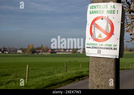 L'immagine mostra un poster riguardante Ventilus su un albero lungo la strada a Lichtervelde, domenica 13 novembre 2022. Per anni, diversi comuni hanno assistito a proteste contro il progetto Ventilus, una nuova linea ad alta tensione nelle Fiandre Occidentali destinata a portare a terra l'energia eolica offshore. Ventilus passa in parte attraverso linee ad alta tensione esistenti, ma include anche chilometri di nuove linee aeree, in parallelo alla via alta E403. I sindaci dei comuni coinvolti e una serie di gruppi d'azione stanno lavorando per mettere le tubazioni nel sottosuolo. Ma secondo un esperto nominato, che è v Foto Stock