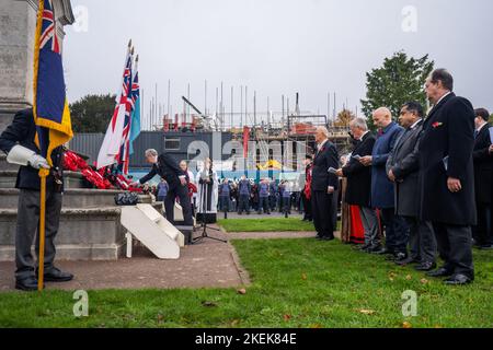 Londra Regno Unito. 13 novembre 2022. Dignitari e politici locali prendono parte alla cerimonia di posa della corona durante il servizio di commemorazione al memoriale di guerra di Wimbledon. La giornata del ricordo è oggi celebrata in tutto il Regno Unito per commemorare coloro che sono morti nelle guerre mondiali e in altri conflitti come quest'anno, gli eventi saranno guidati dal re Carlo III per la prima volta dopo la sua adesione al trono. Credit: amer Ghazzal/Alamy Live News Foto Stock