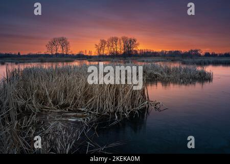 Bellissimo cielo colorato sul lago dopo il tramonto, Stankow, Polonia Foto Stock