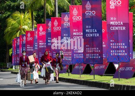 Bali. 13th Nov 2022. Questa foto scattata il 13 novembre 2022 mostra i poster per il prossimo 17th Group of 20 (G20) Summit a Bali, Indonesia. Credit: Wang Yiliang/Xinhua/Alamy Live News Foto Stock