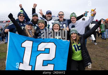 Monaco, Germania. 13th Nov 2022. American Football, NFL, Tampa Bay Buccaneers - Seattle Seahawks, Giornata 10, Main Round alla Allianz Arena: I fan dei Seahawks festeggiano fuori dallo stadio. Credit: Sven Hoppe/dpa/Alamy Live News Foto Stock