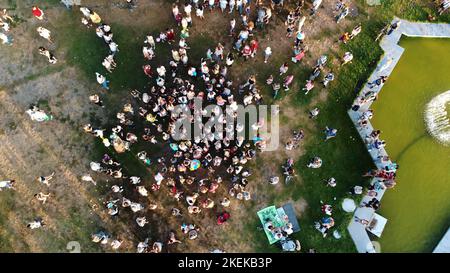 CHERKASY, UCRAINA - 24 AGOSTO 2018 : video aereo con il drone, la celebrazione della Giornata dell'Indipendenza, molte persone camminano nel parco sulle rive del fiume Dnieper, caldo giorno d'estate. Foto di alta qualità Foto Stock