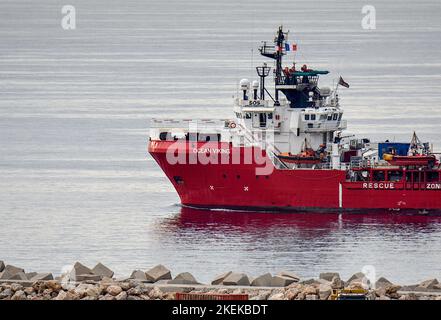 Marsiglia, Francia. 13th Nov 2022. Vista dell'Oceano Viking in arrivo a Marsiglia. Dopo lo sbarco di 234 migranti salvati tra la costa libica e quella italiana, nel porto militare di Tolone, la nave umanitaria Ocean Viking arriva nel porto di Marsiglia per una sosta tecnica prima di scendere nuovamente al largo della Libia. Credit: SOPA Images Limited/Alamy Live News Foto Stock