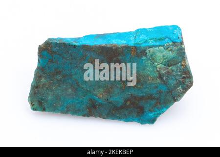 Pietra naturale di Chrysocolla su sfondo bianco. Minerale di colore blu e verde-bluastro Foto Stock