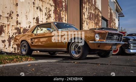 1967 Ford Mustang ’TGU 650E’ in mostra al Poster Cars & Supercars Assembly al Bicester Heritage Centre. Foto Stock