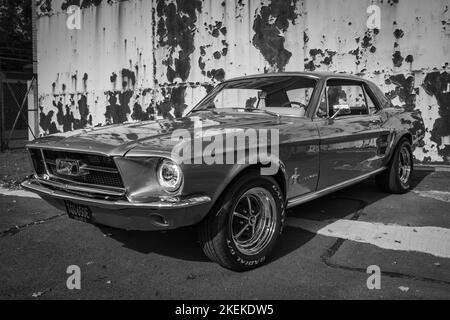 1967 Ford Mustang ’TGU 650E’ in mostra al Poster Cars & Supercars Assembly al Bicester Heritage Centre. Foto Stock