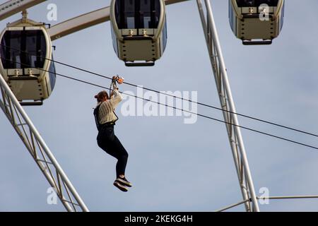 L'Aia, Paesi Bassi. 30th Ott 2022. Zipline davanti alla ruota panoramica sul molo di Scheveningen, vicino all'Aia, Paesi Bassi. Foto Stock