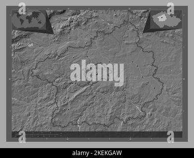 Stredocesky, regione della Repubblica Ceca. Mappa altimetrica bilivello con laghi e fiumi. Posizioni delle principali città della regione. Posizione ausiliaria ad angolo Foto Stock