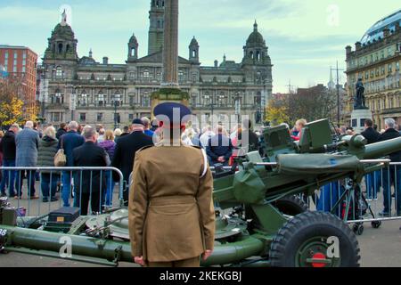 Glasgow, Scozia, Regno Unito 13th novembre 2022. Armistizio Domenica scene in piazza george come il cenotafio ha visto i vari servizi presenti di fronte a una folla enorme. Credit Gerard Ferry/Alamy Live News Foto Stock