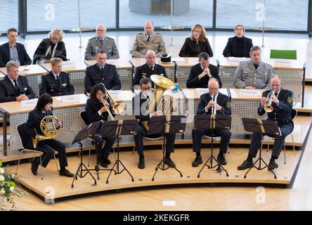 Dresda, Germania. 13th Nov 2022. L'orchestra di polizia dello Stato libero di Sassonia suona durante la cerimonia. Persone di diverse organizzazioni e partiti si incontrano nella sala plenaria del Parlamento sassone per la cerimonia centrale dello Stato libero di Sassonia il giorno della memoria per commemorare le vittime della guerra e della tirannia. Credit: Matthias Rietschel/dpa-Zentralbild/dpa/Alamy Live News Foto Stock