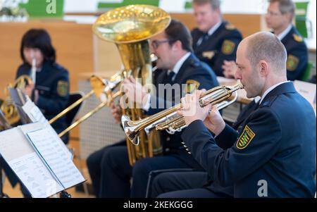 Dresda, Germania. 13th Nov 2022. L'orchestra di polizia dello Stato libero di Sassonia suona durante la cerimonia. Persone di diverse organizzazioni e partiti si incontrano nella sala plenaria del Parlamento sassone per la cerimonia centrale dello Stato libero di Sassonia il giorno della memoria per commemorare le vittime della guerra e della tirannia. Credit: Matthias Rietschel/dpa-Zentralbild/dpa/Alamy Live News Foto Stock