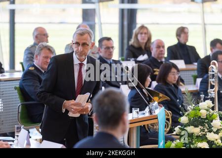 Dresda, Germania. 13th Nov 2022. Armin Schuster (CDU), Ministro degli interni, interviene durante la cerimonia. Persone di varie organizzazioni e partiti si incontrano nella sala plenaria del parlamento dello Stato sassone per la cerimonia centrale dello Stato libero di Sassonia il giorno della memoria per commemorare le vittime della guerra e della tirannia. Credit: Matthias Rietschel/dpa-Zentralbild/dpa/Alamy Live News Foto Stock