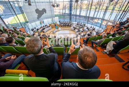 Dresda, Germania. 13th Nov 2022. Persone di varie organizzazioni e partiti si incontrano nella sala plenaria del Parlamento sassone per la cerimonia centrale dello Stato libero di Sassonia in occasione della Giornata commemorativa delle vittime della guerra e della tirannia. Credit: Matthias Rietschel/dpa-Zentralbild/dpa/Alamy Live News Foto Stock