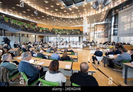 Dresda, Germania. 13th Nov 2022. Persone di varie organizzazioni e partiti si incontrano nella sala plenaria del Parlamento sassone per la cerimonia centrale dello Stato libero di Sassonia in occasione della Giornata commemorativa delle vittime della guerra e della tirannia. Credit: Matthias Rietschel/dpa-Zentralbild/dpa/Alamy Live News Foto Stock