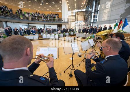 Dresda, Germania. 13th Nov 2022. I visitatori cantano l'inno nazionale alla fine della cerimonia. Persone di varie organizzazioni e partiti si riuniscono nella sala plenaria del parlamento dello Stato sassone per la cerimonia centrale dello Stato libero di Sassonia in occasione della Giornata della memoria per commemorare le vittime della guerra e della tirannia. Credit: Matthias Rietschel/dpa-Zentralbild/dpa/Alamy Live News Foto Stock